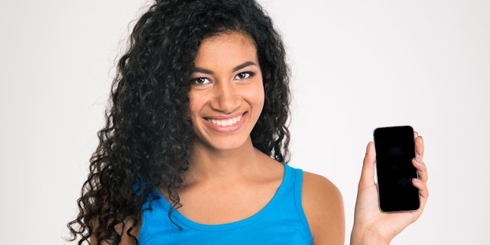 womansmilingsmartphone_850x425