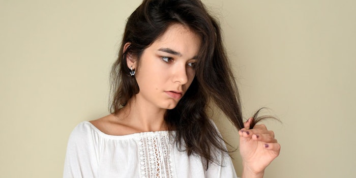 WomanSadLookingatherDamagedHair_850x425