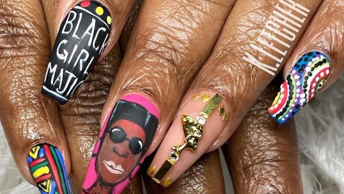 @liquidglam_nail_bar / via Instagram
