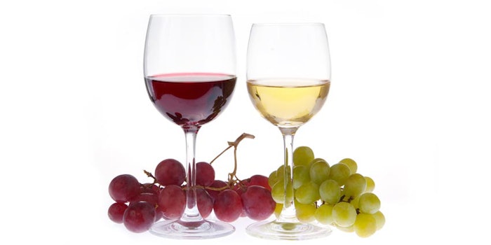 RedWineWhiteWineGlassesFilledIsolatedwithGrapes-850x425