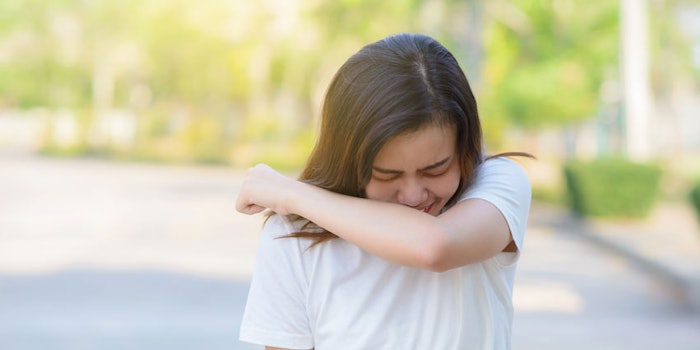 WomanArmtoNoseOutsideFacingDown_850x425