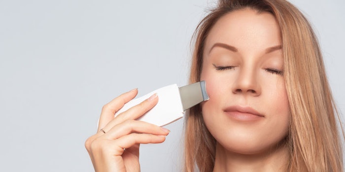 WomanConsumerUsingkinCareDevice_850x425
