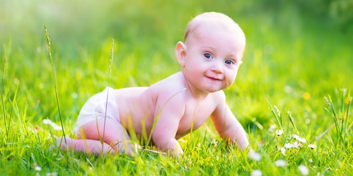 BabyinDiaperCrawlinginGrass_850x425