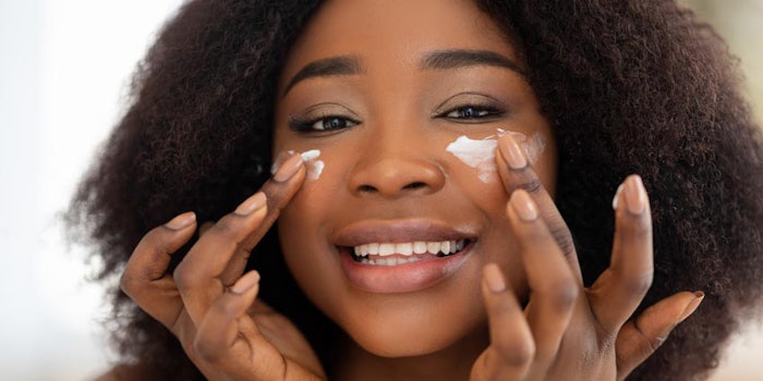 WomanApplyingSoothingFacialCreamHappyRelaxed_850x425