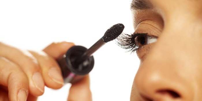 WomanApplyingMascaraUpClose_850x425