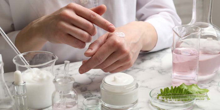 CosmeticLabProductTestingTechnicianProductTopicalApplication_850x425