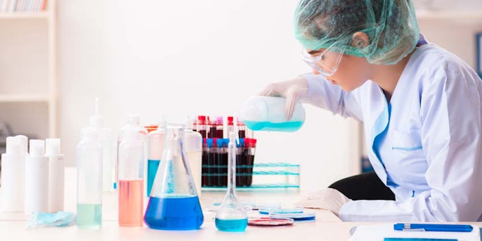 YoungWomanChemistPouringLiquidLabChemistryConcept_850x425