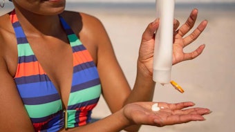 WomenOnBeachApplyingSunscreen_850x425