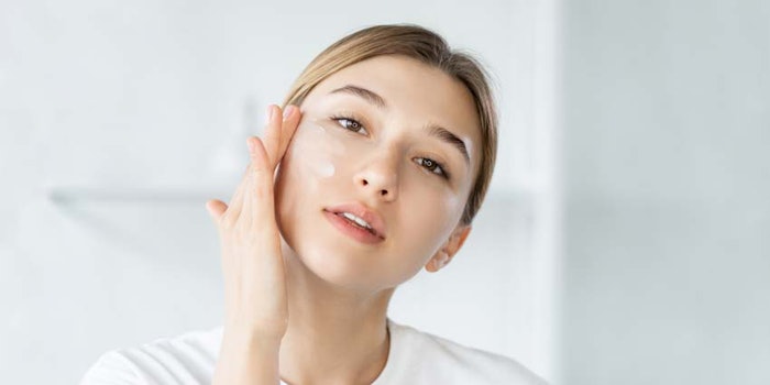 WomanApplyingLotionFeelingEmotion_850x425