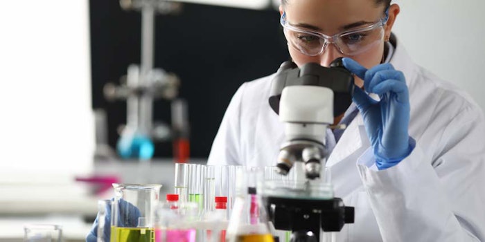 WomanChemistResearcherLabSamplesMicroscope_850x425