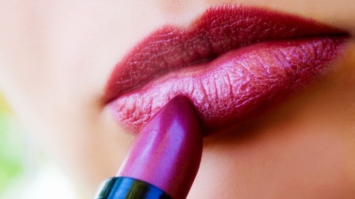 One of the benefits of Applemol PTIS Plus is that it reduces lipstick bleeding.