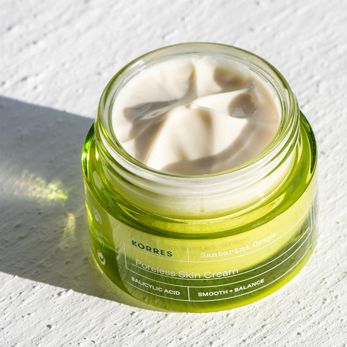 Korres Santorini Grape Poreless Skin Cream is a lightweight moisturizer hydrated with hyaluronic acid, salicylic acid and Santorini grape to blur pores and mattify skin.