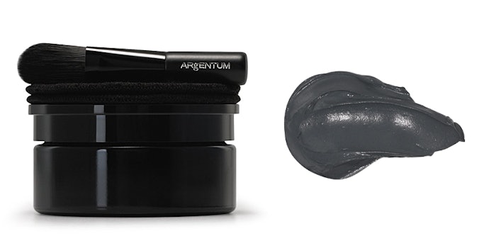 Le masque infini contains a blend of Cornish kaolin and activated charcoal for skin balancing; argan oil and algae extract to boost the skin’s microbiome; and silver hydrosol and DNA HP, the company’s patented fusion of active ingredients.