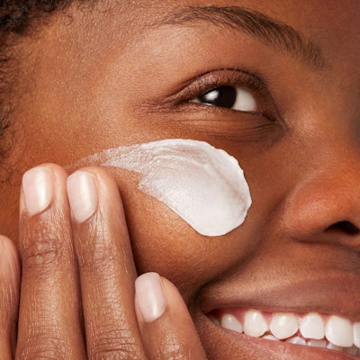 The plant-derived squalane helps to deeply hydrate and strengthen the skin's moisture barrier, making skin feel supple and soft.