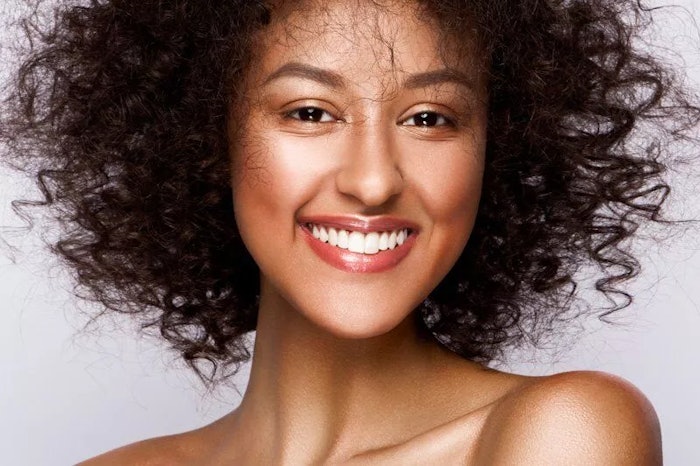 Utilizing its natural ingredients, the Glow Face Oil embraces the “glow skin” phenomenon by offering emollience with vitamins C and E, all without greasiness to promote healthy-looking skin.