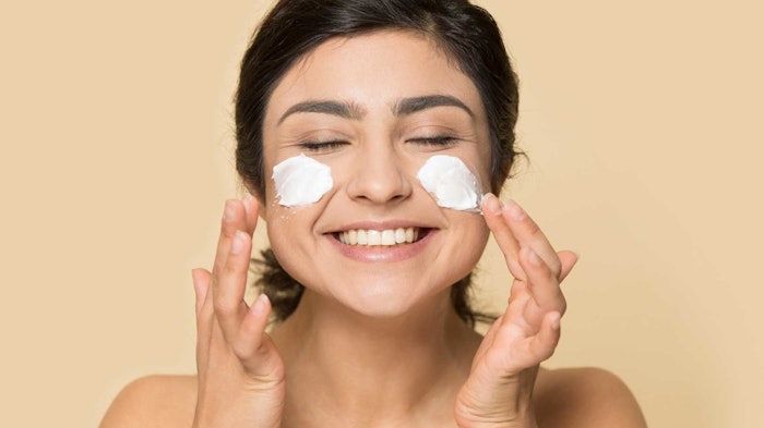 The Zero Shine Cream's texture penetrates quickly and leaves a comfortable and matte film.