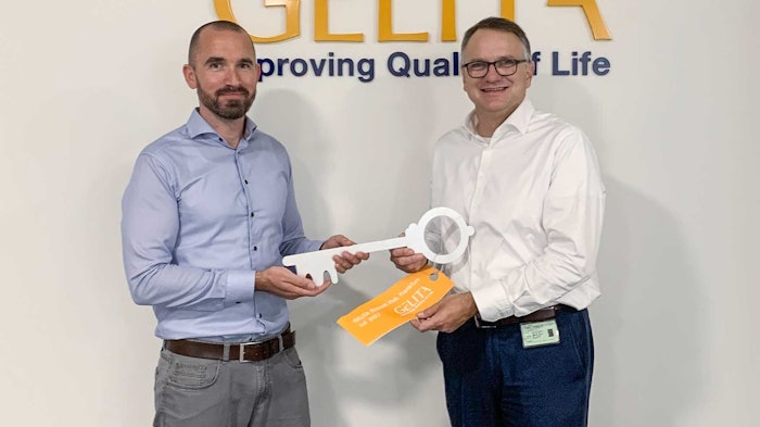 Christoph Schorsch, Ph.D., head of Gelita's new biotech hub, symbolically received the key for the new premises from Sven Abend, Ph.D., CEO of Gelita AG.