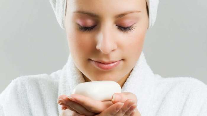 Conopco inventors have identified a specific balance of soap ingredients that exhibits better bloom (perfume impact) and better deposition of actives than conventional soap bars.