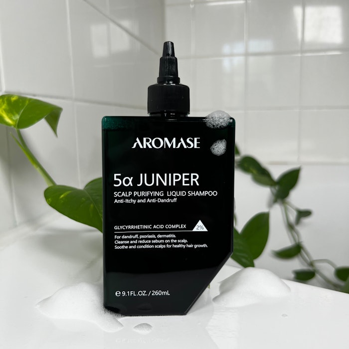 The 5α Juniper Scalp Purifying Liquid Shampoo formulation features 2% glycyrrhetinic acid complex, an herbal-based steroid clinically proven to alleviate bacterial and fungal dysbiosis on the scalp.