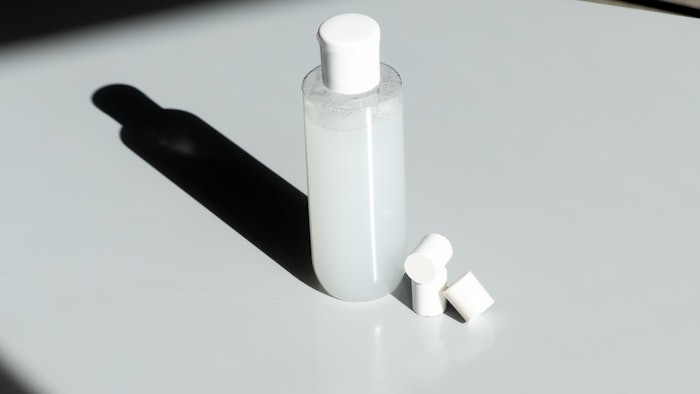 The dissolvable shower gel tablet is the result of a compression of powder composed of natural ingredients. Made with Tab&Care technology, the tablet offers a waterless solution.