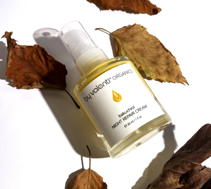 Bakuchiol Night Repair Cream combines actives with natural ingredients that add three sensorial layers: color, fruity floral scent and a soothing sensation when applied.