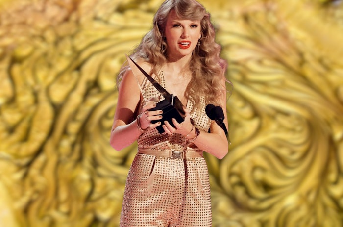 Taylor Swift picked up six American Music Awards with gold nails by manicurist Lisa Pe&ntilde;a-Wong