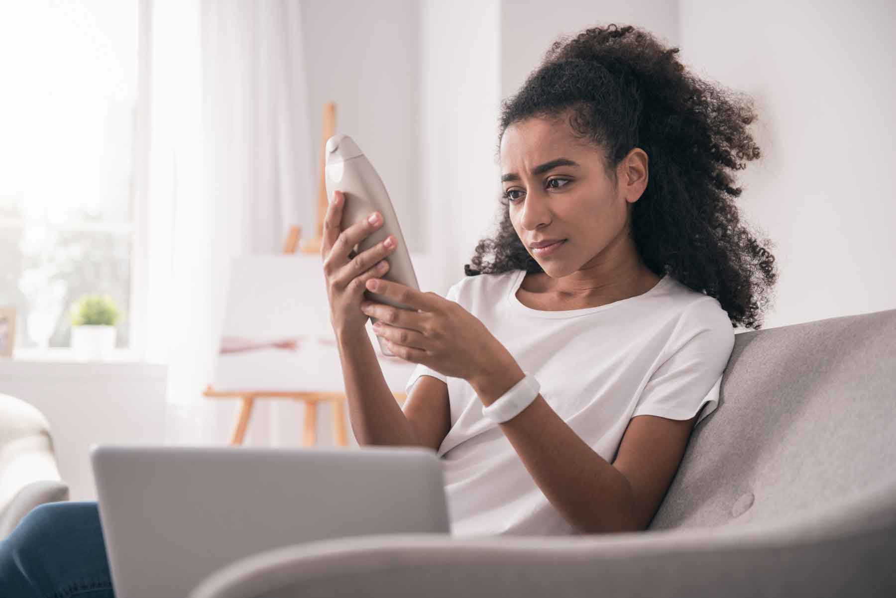 A cosmetic can contain, 'no more than a trace amount of mercury and such trace amount [must be] unavoidable under conditions of good manufacturing practice, and less than 1 part per million (0.0001 percent), calculated as the metal,' per the Code of Federal Regulations.