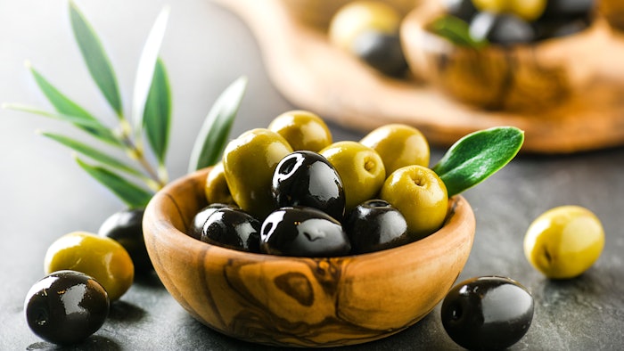 PhytOlive Fine comes in the form of a powder obtained by grinding and sieving olive stones which contain an oil rich in tocopherol (vitamin E), oleic and linoleic acids, known for their antioxidant and nourishing properties.