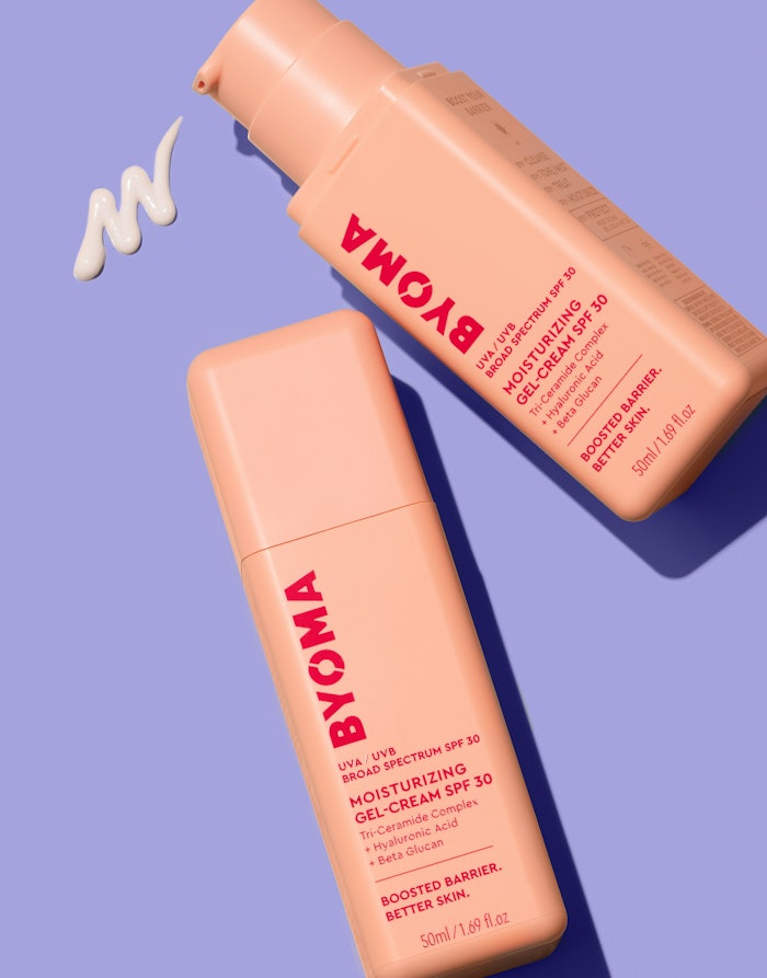 Hyaluronic acid and beta glucan help plump the skin while delivering all-day hydration across multiple layers, minimizing transepidermal water loss.