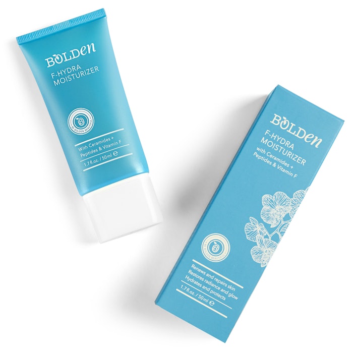 The product has ceramides, peptides, glutathione and ferulic acid, which work to strengthen the skin barrier and aid in environmental stress recovery.