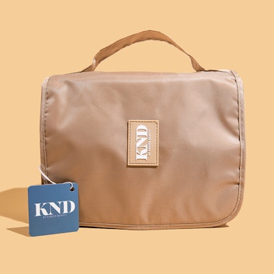 SeaCliff Beauty developed a Hanging Cosmetic Case with Kinder Beauty for its KND Box “Wanderlust” Edition.