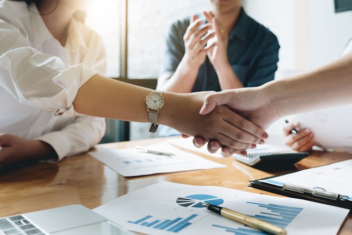 LeSalon beauty service providers (hair, manicure, pedicure, make-up, massage) and consumers connect through a GPS based customers service platform, per the company