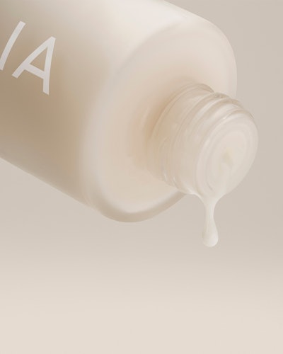 Key ingredients include hyaluronic acid, Chlorella vulgaris algae extract, prickly pear flower extract and a barrier renewal complex comprising lipids, fatty acids and sterols.