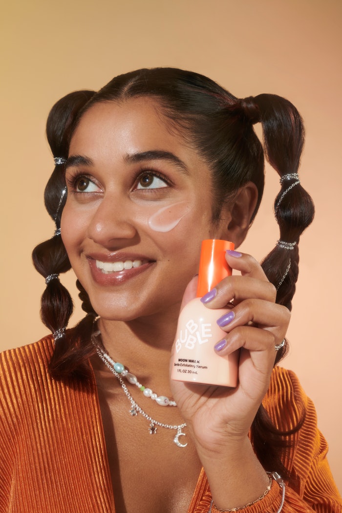 The Moon Walk exfoliating serum is designed to gently smooth and brighten the skin. The formulation comprises an exfoliating blend (7%) comprising lactic, glycolic, azelaic and maleic acids, as well as a brightening blend of fruit extracts such as pomegranate, licorice root, turmeric, prickly pear, pineapple and pumpkin seed.