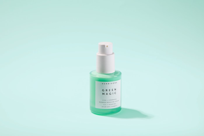 The antioxidant cica + marine jewel algae instantly soothes signs of inflammation and redness while the ceramides + cholesterol help support a healthy skin barrier.