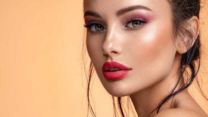 Eyeglorius is an organic solution capable of treating signs of fatigue while opening up possibilities for skin care and makeup formulations.