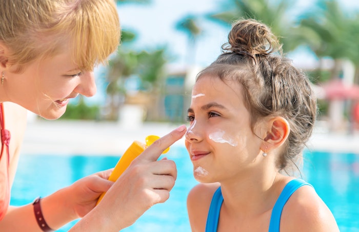 FARMAL AF 1100 is a derived natural option for a variety of personal care applications including sunscreens, deodorants, lotions, dry shampoo, color cosmetics and aerosolized products.