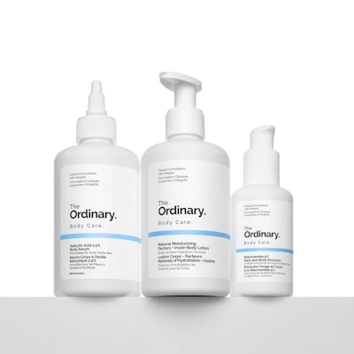 (来自 L)The Ordinary 品牌的 0.5% 水杨酸身体精华液、天然保湿因子菊粉身体乳液和 5% 烟酰胺面部和身体乳液
