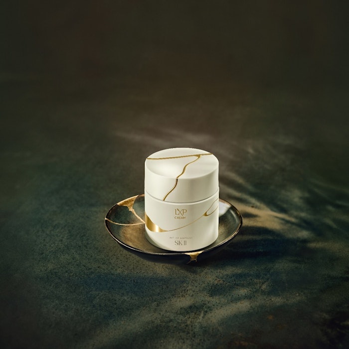 The packaging features a luxurious pottery finish with gold connections that evoke the gold silk sericin.