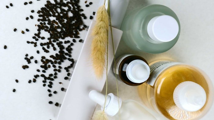 bakuchiol-seeds-natural-oils-and-skin-care-in-bottles-splayed-out
