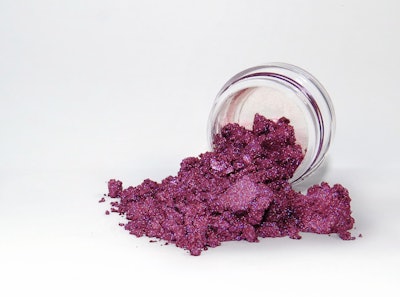 Syncrystal Very Berry comprises pure synthetic fluorphlogopite flakes, which are responsible for the soft feel, vibrant color and extremely high purity.