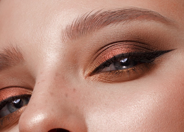 The skin around the eyes is unique and requires special care due to its delicate structure. Factors like thinness, reduced oil production and constant movement make this area more prone to dryness, discoloration and early signs of aging.