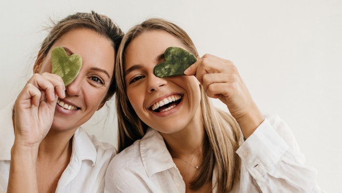 SymRelief Green is a 100% natural-origin solution combining bisabolol and organic ginger extract to impart synergistic skin-soothing effects.