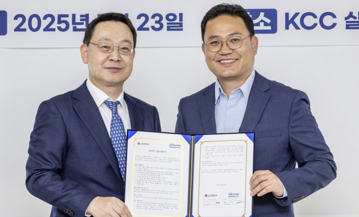 KCC Silicon CEO Song Young-geun (left) and LG H&H CTO Kang Nae-gyu (right) signed off on the agreement.