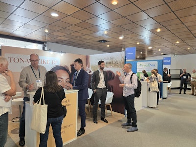During the IFSCC Congress, a parallel innovation exhibition and extensive poster session (600+) filled attendees' empty calendar slots.