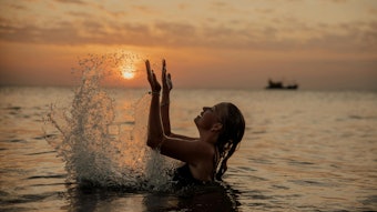 Ex vivo studies on hair subjected to summer-like stressors—such as sun exposure, salt water and repeated brushing—demonstrated the remarkable effects of Soline Bio.