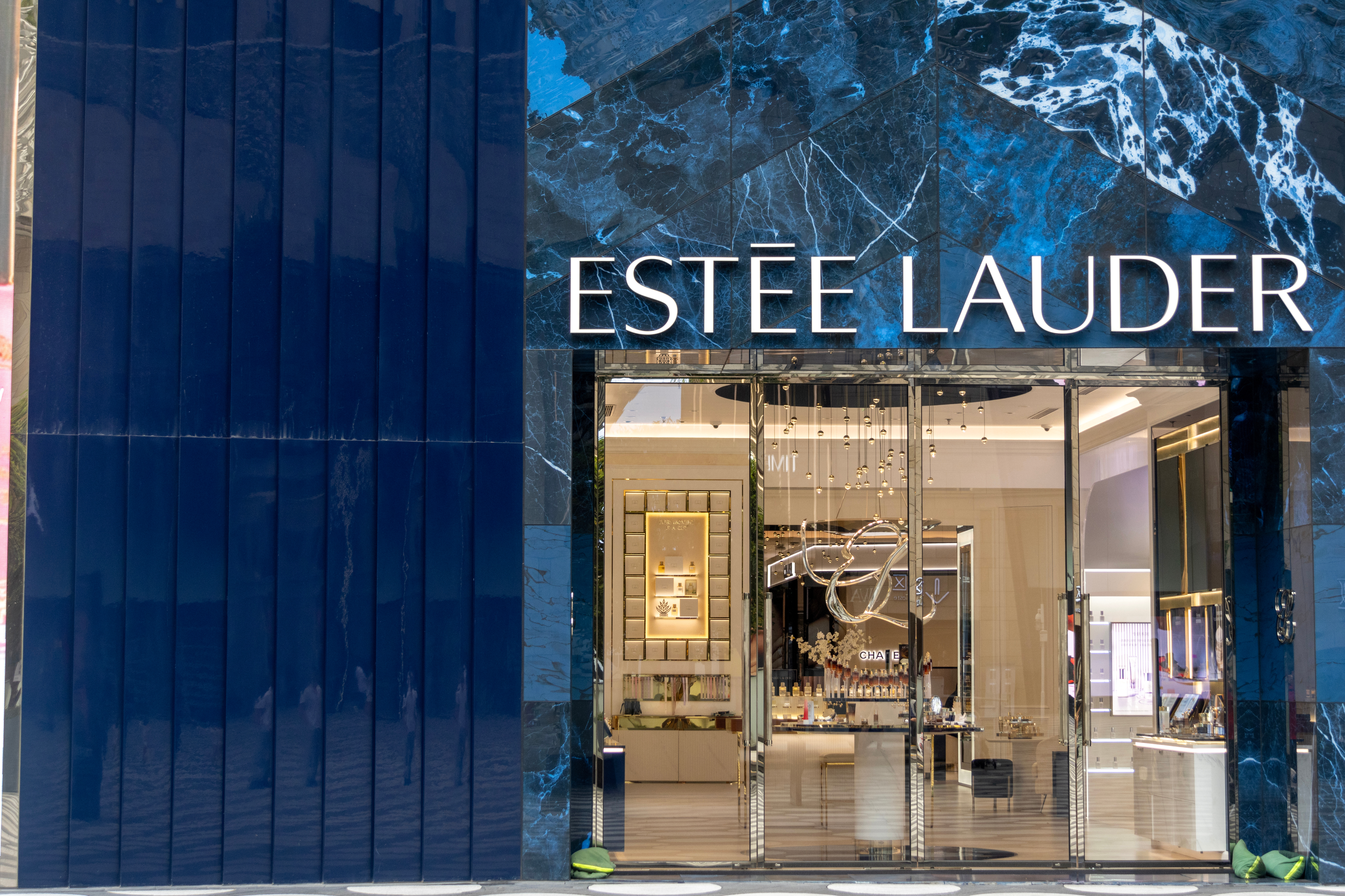 In mainland China, share gains continued in prestige beauty, driven by every category and led by La Mer, Le Labo and Tom Ford. In the United States, share gains in skin care, makeup and fragrance, led by The Ordinary and Est&eacute;e Lauder.