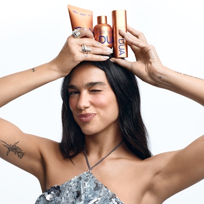 DUA is powered by TFC5, a fifth-generation proprietary complex that promotes the skin's natural health by supporting its barrier and enhancing long-term elasticity.
