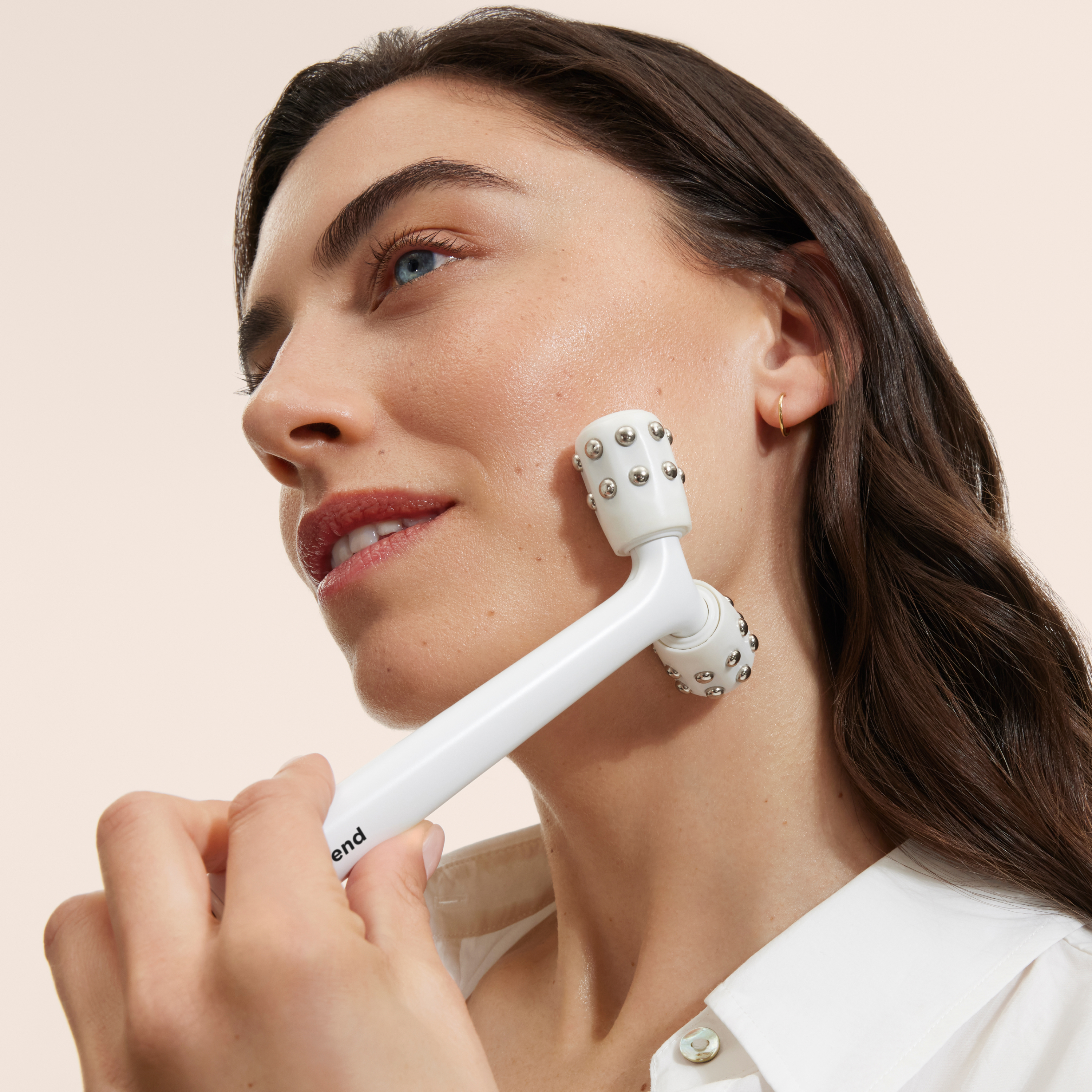 myLIFTINGroller works by integrating microcurrent technology to stimulate skin muscles and support natural collagen and elastin production.