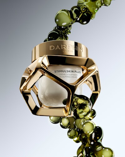 The sculpting cream features a refillable structure made of two zamak parts, assembled invisibly to ensure strength and a polished finish.